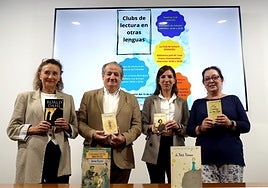 Pilar Tuero, Nicanor Fernández, Lourdes García y Chelo Veiga, en la presentación.