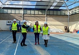 El alcalde, primero por la izquierda, en la visita con la entonces consejera de Educación, a la derecha, a las obras.