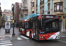 Un autobús de EMTUSA, por el centro de la ciudad.