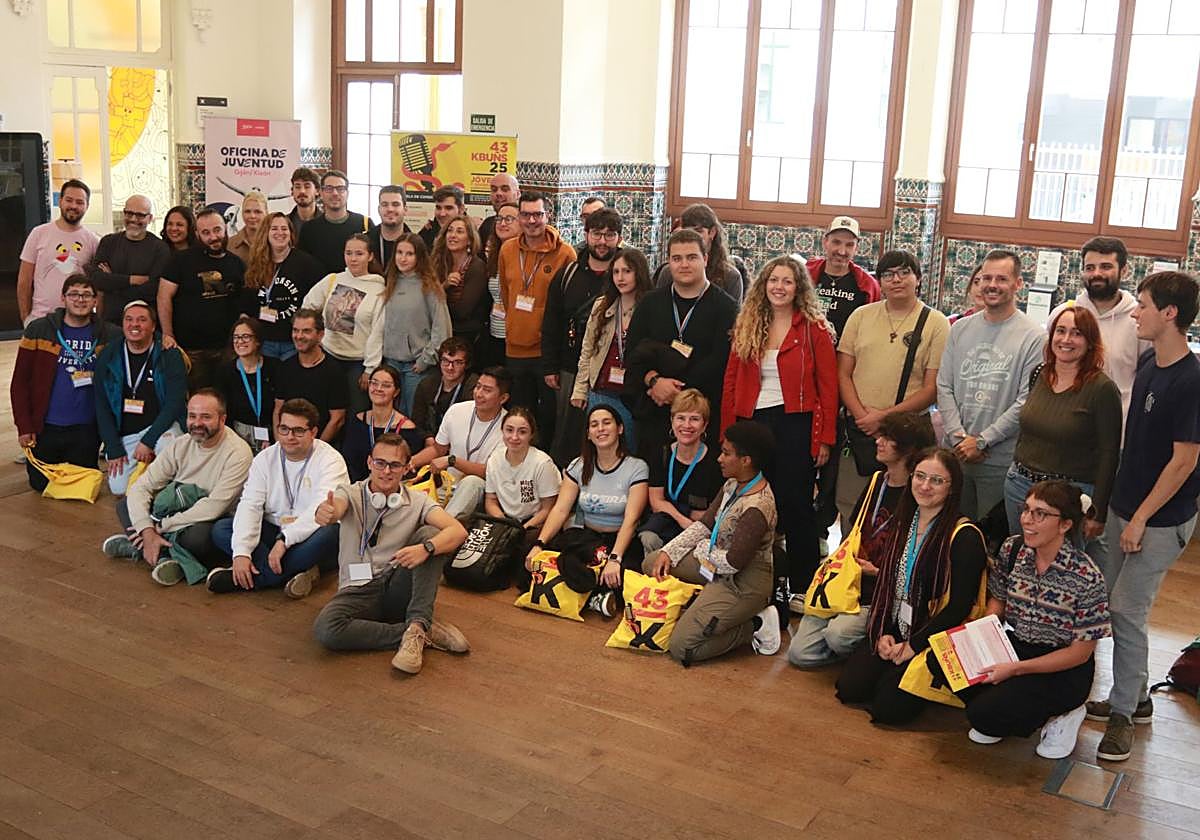 Participantes en los Encuentros Internacionales de Juventud de Cabueñes, este lunes, durante la jornada de clausura en la Escuela de Comercio de Gijón.