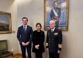 El edil de Relaciones Institucionales, Jorge González-Palacios; la alcaldesa, Carmen Moriyón, y el Jefe de Estado Mayor de la Defensa, Teodoro López, este martes, en Madrid.