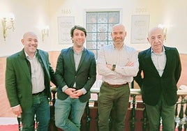 El concejal Rodrigo Pintueles y el presidente del PP de Gijón, Andrés Ruiz, junto al portavoz municipal de Foro, Jesús Martínez Salvador, y el vicesecretario de Organización de Foro, Enrique Lanza.