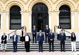 El Ejecutivo en pleno. Desde la izquierda: Concepción Saavedra (consejera de Salud), Ovidio Zapico (Ordenación del Territorio), Gimena Llamedo (vicepresidenta), Adrián Barbón (presidente), Guillermo Peláez (portavoz y consejero de Hacienda), Borja Sánchez (Ciencia e Industria) y Eva Ledo Educación). Detrás, Marta del Arco (Derechos Sociales), Alejandro Calvo (Movilidad), Marcelino Marcos (Medio Rural) y Vanessa Gutiérrez (Cultura).