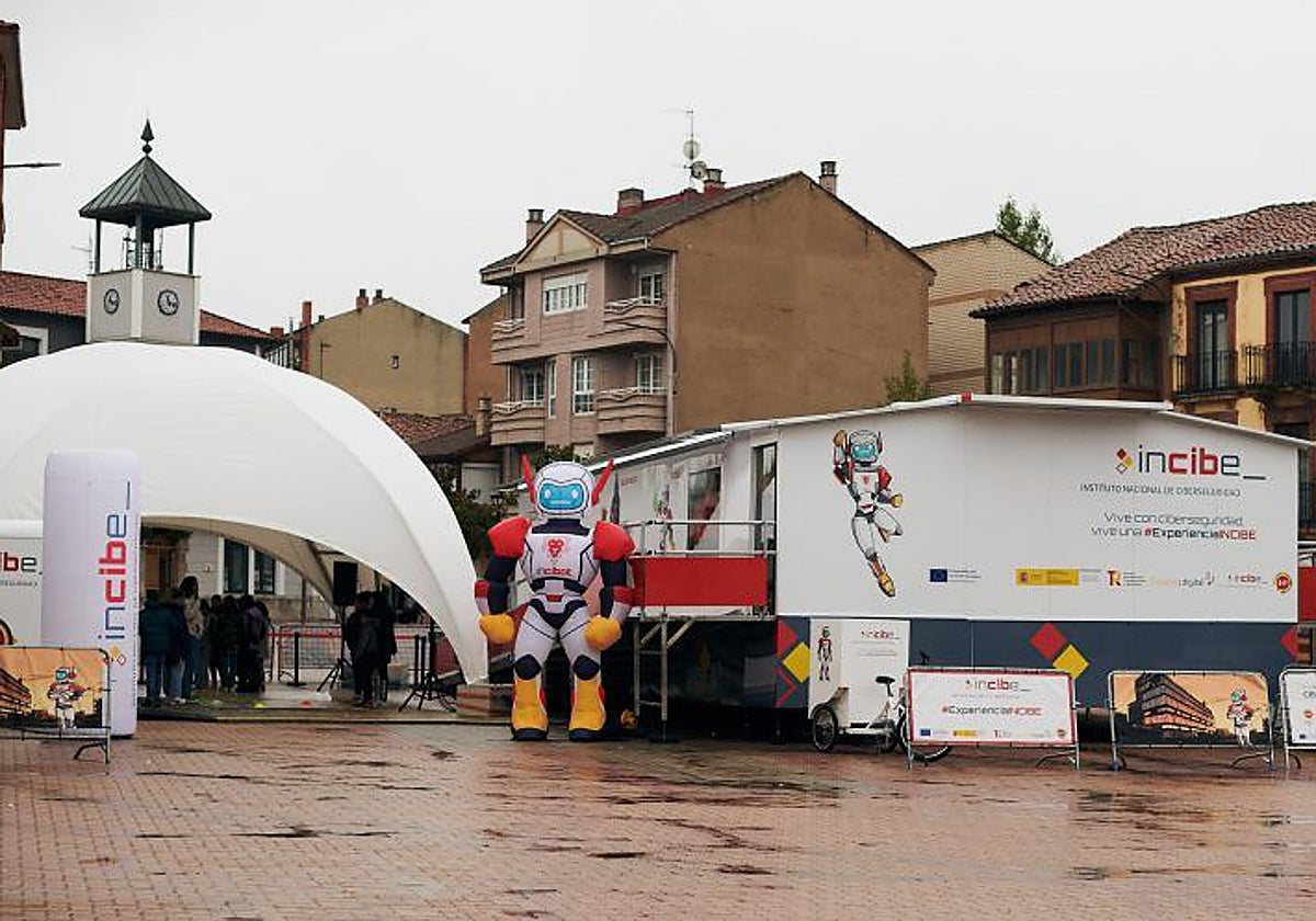 El 'roadshhow' de Incibe, durante su paso por una localidad zaragozana.