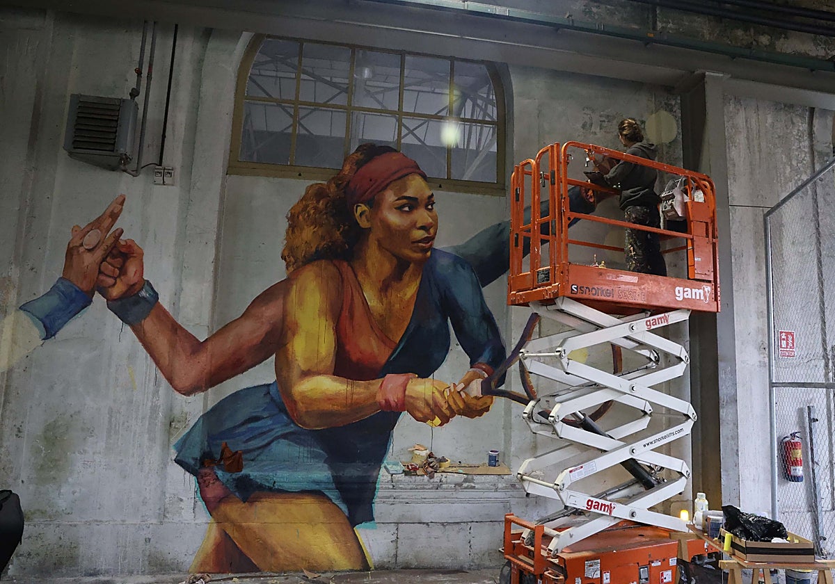 La artista María Peña Coto ultima los detalles de un gran mural dedicado a Serena Williams que se podrá ver en la Nave Almacén.