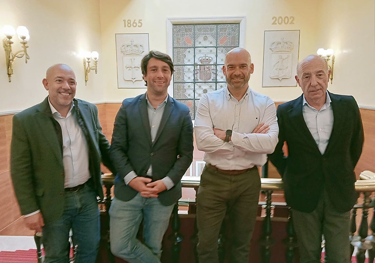 El concejal Rodrigo Pintueles y el presidente del PP de Gijón, Andrés Ruiz, junto al portavoz municipal de Foro, Jesús Martínez Salvador, y el vicesecretario de Organización de Foro, Enrique Lanza.