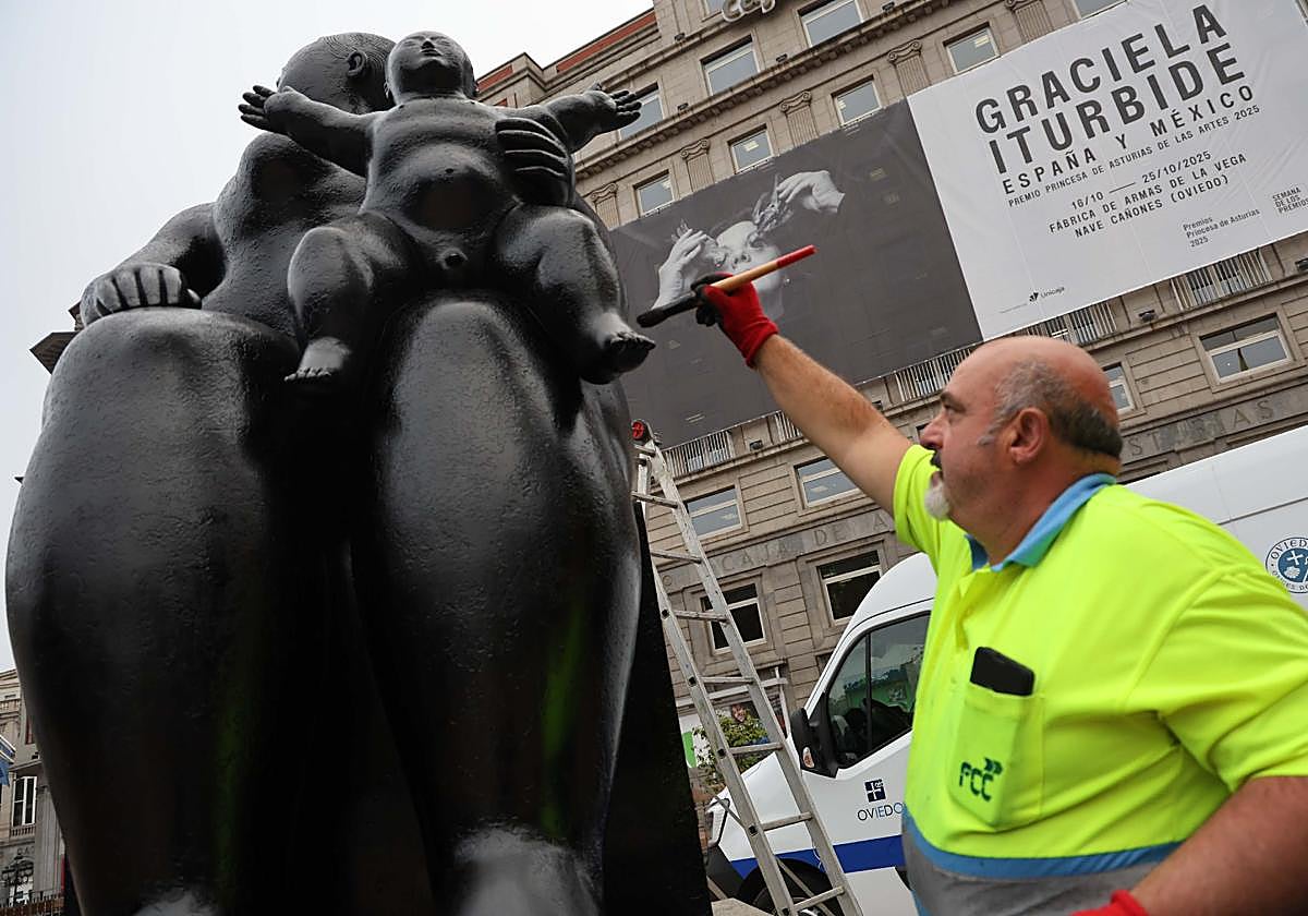 Preparativos de los Premios Princesa de Asturias en Oviedo. Un operario pintando la maternidad de Botero.