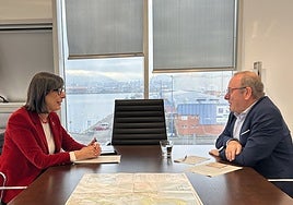 Los presidentes de los puertos de Gijón y Avilés, Nieves Roqueñí y Santiago Rodríguez Vega, en la reunión en la que se cerró el proyecto colaborativo entre ambas entidades.