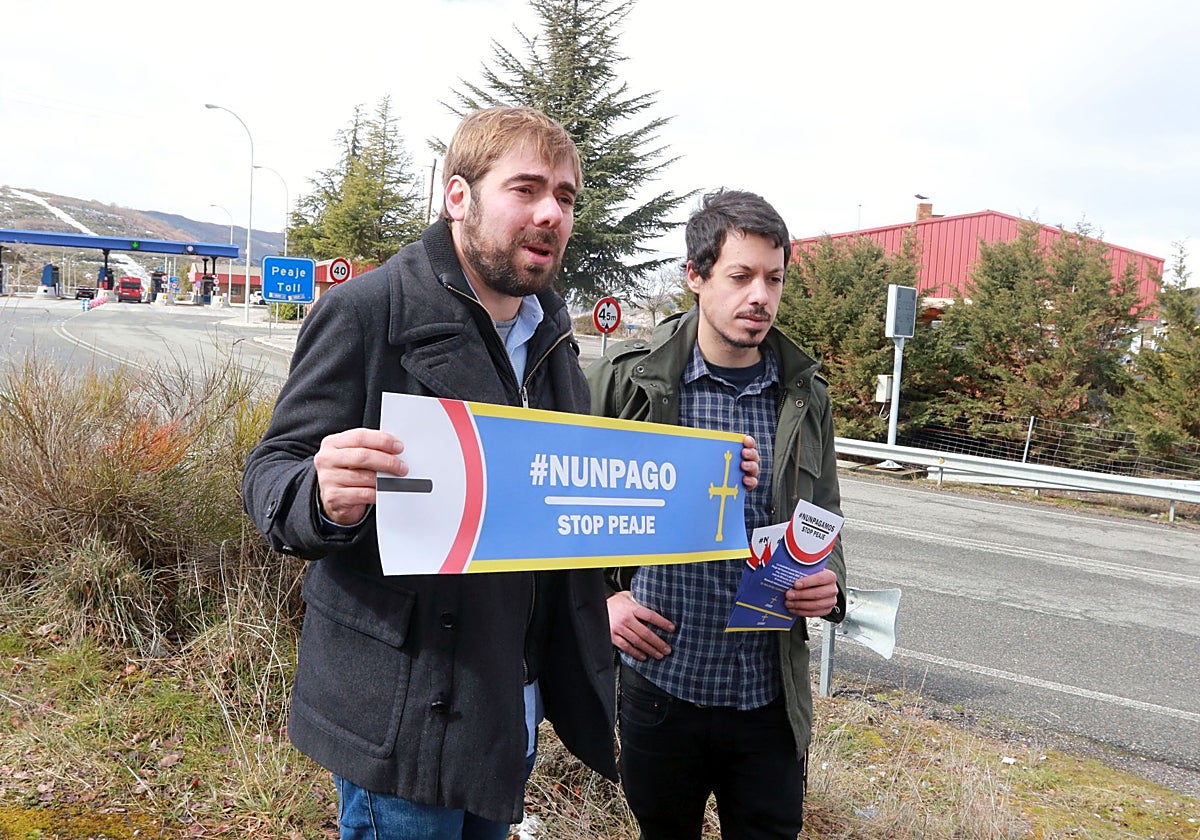 Daniel Ripa y Segundo González, en 2018 ante las cabinas del peaje, cuando lanzaron su campaña contra el Huerna.