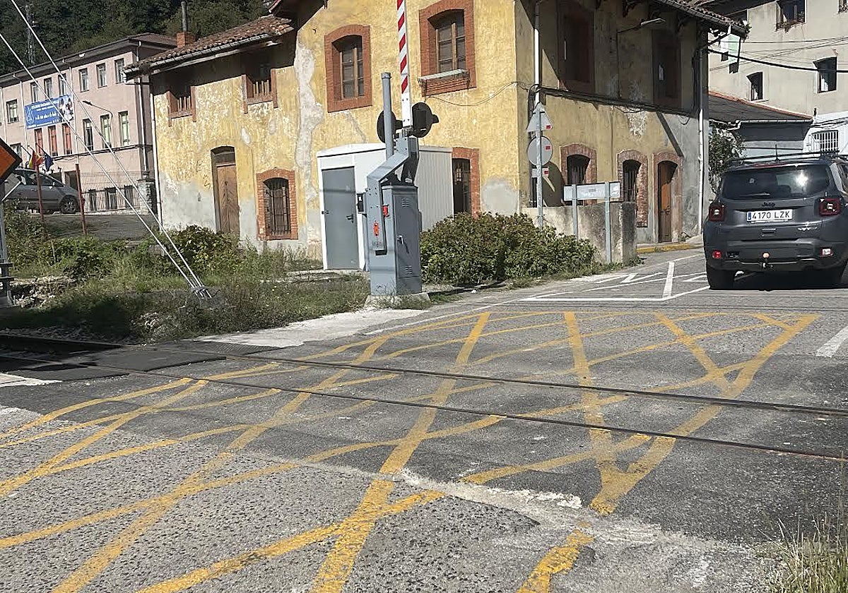 El paso a nivel entreguín, sin medidas de seguridad para peatones y con un firme hundido.