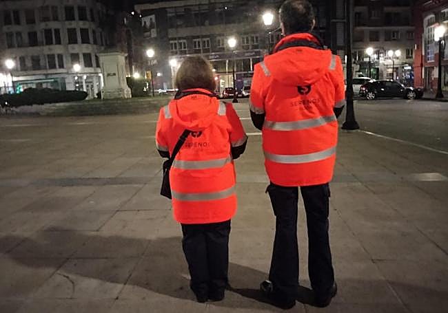 Dos trabajadores del servicio de Serenos de Gijón.