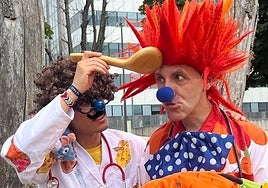 El 'Doctor Zanahorio', Javier Álvarez, con su hijo Frank, conocido como el 'Doctor Cachopo'.