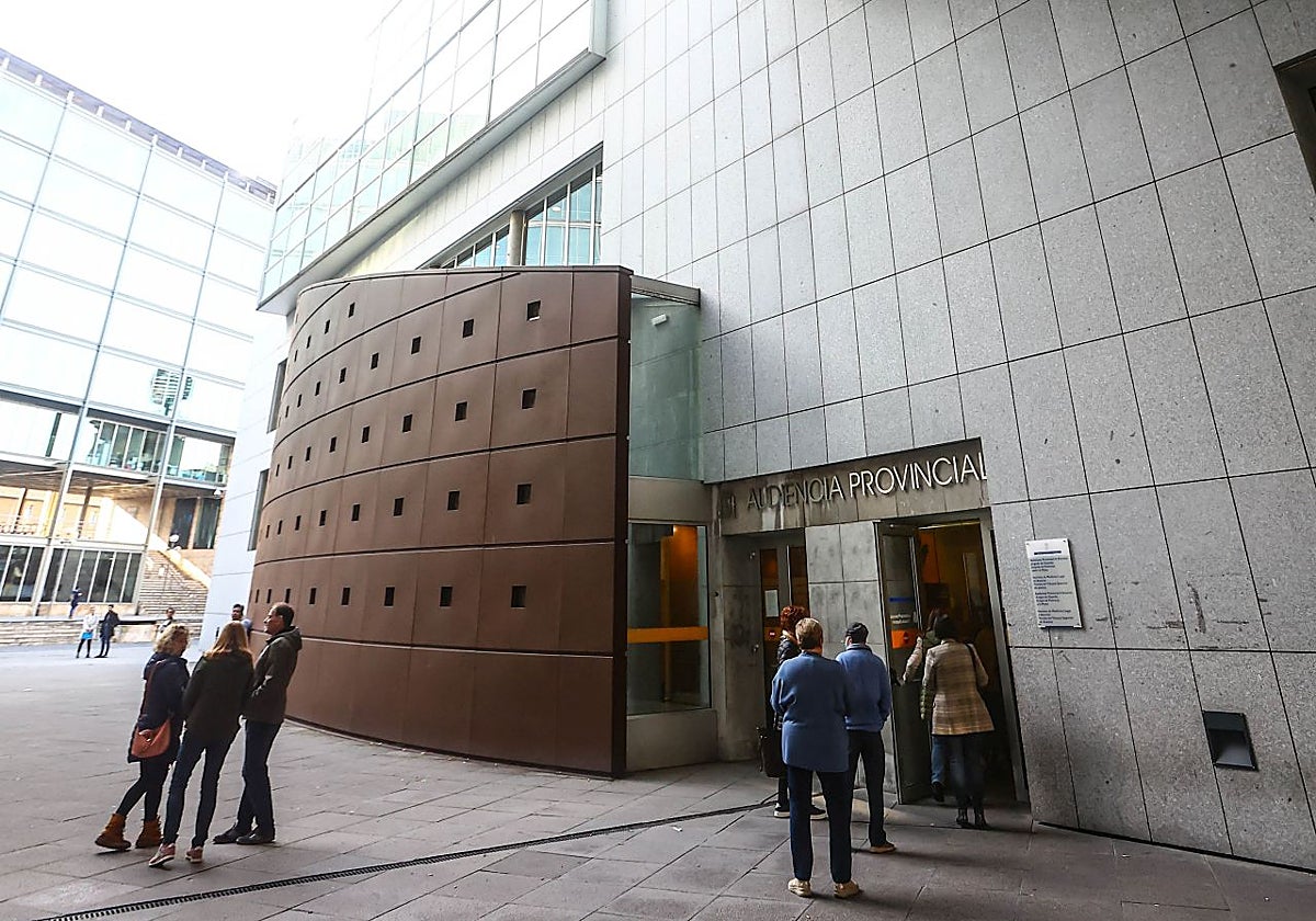 Entrada a la Audiencia Provincial.