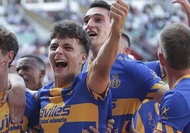 Guzmán celebra junto a sus compañeros y la afición el tercer gol del Real Avilés en Zamora.