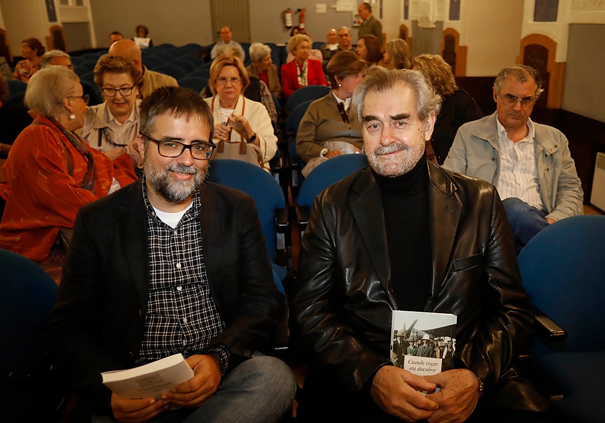 Los periodistas Miguel Rojo y Fermín Bocos, antes de la presentación del libro del segundo en el Antiguo Instituto.