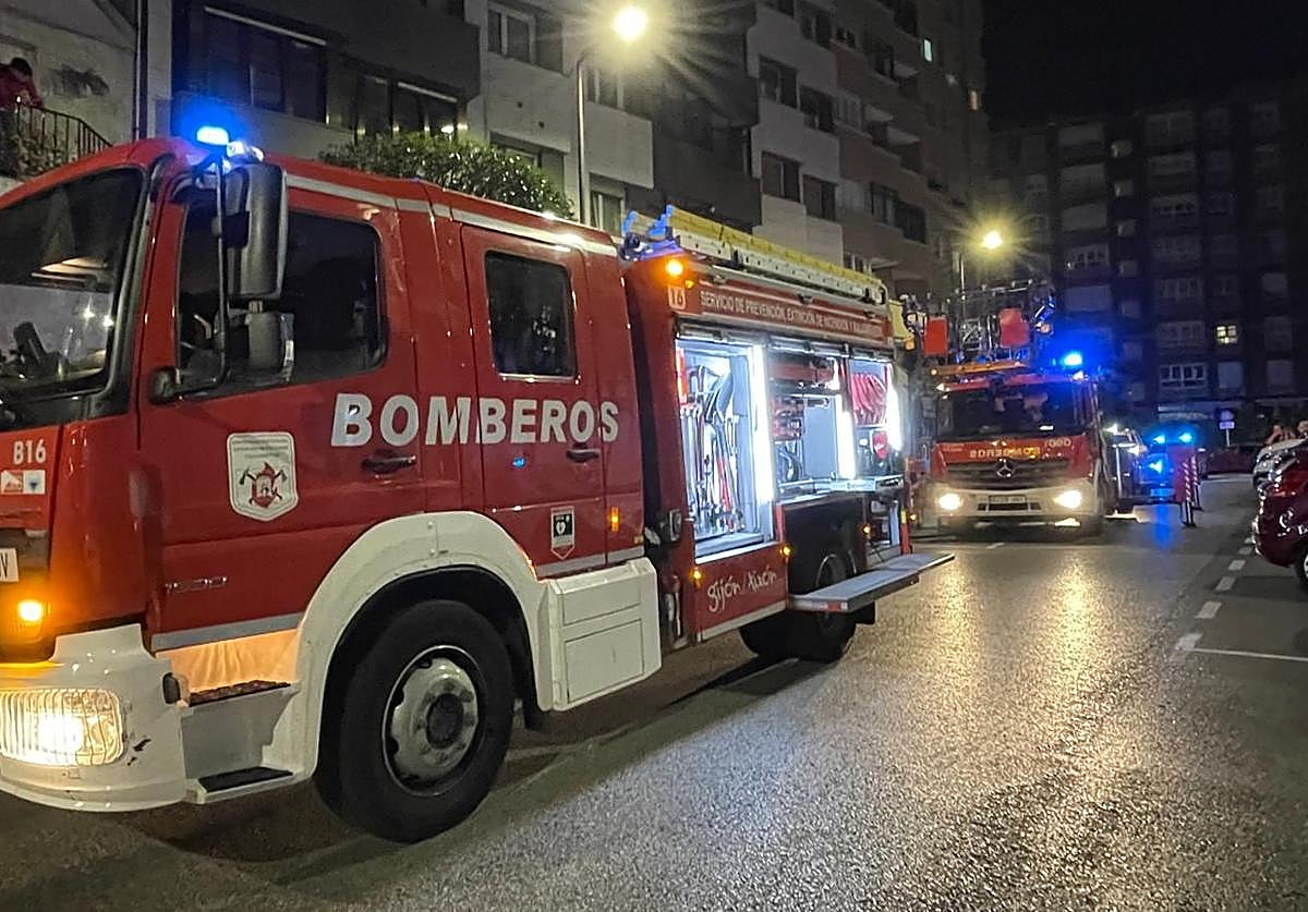 Los bomberos en la Calle El Entrego de Gijón.