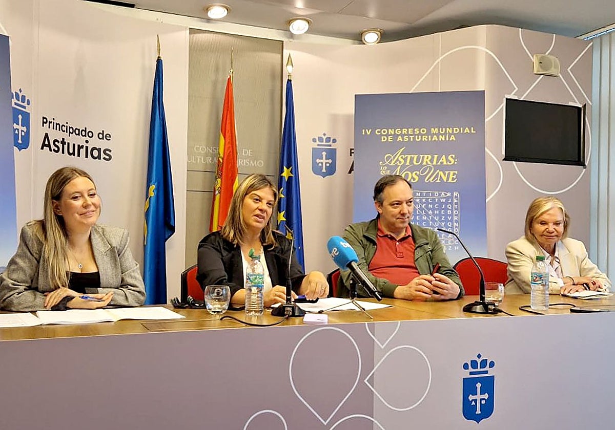 La directora general de Emigración y Políticas de Retorno, Olaya Romano; la vicepresidenta del Principado de Asturias, Gimena Llamedo; el alcalde de Villaviciosa, Alejandro Vega, y la presidenta del Consejo de Comunidades Asturianas, María Antonia Fernández Felgueroso