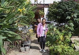 Mar Berjón, en primer término, seguida de su hermana Magdalena, salen de la casa de Cuevas del Agua (Ribadesella).
