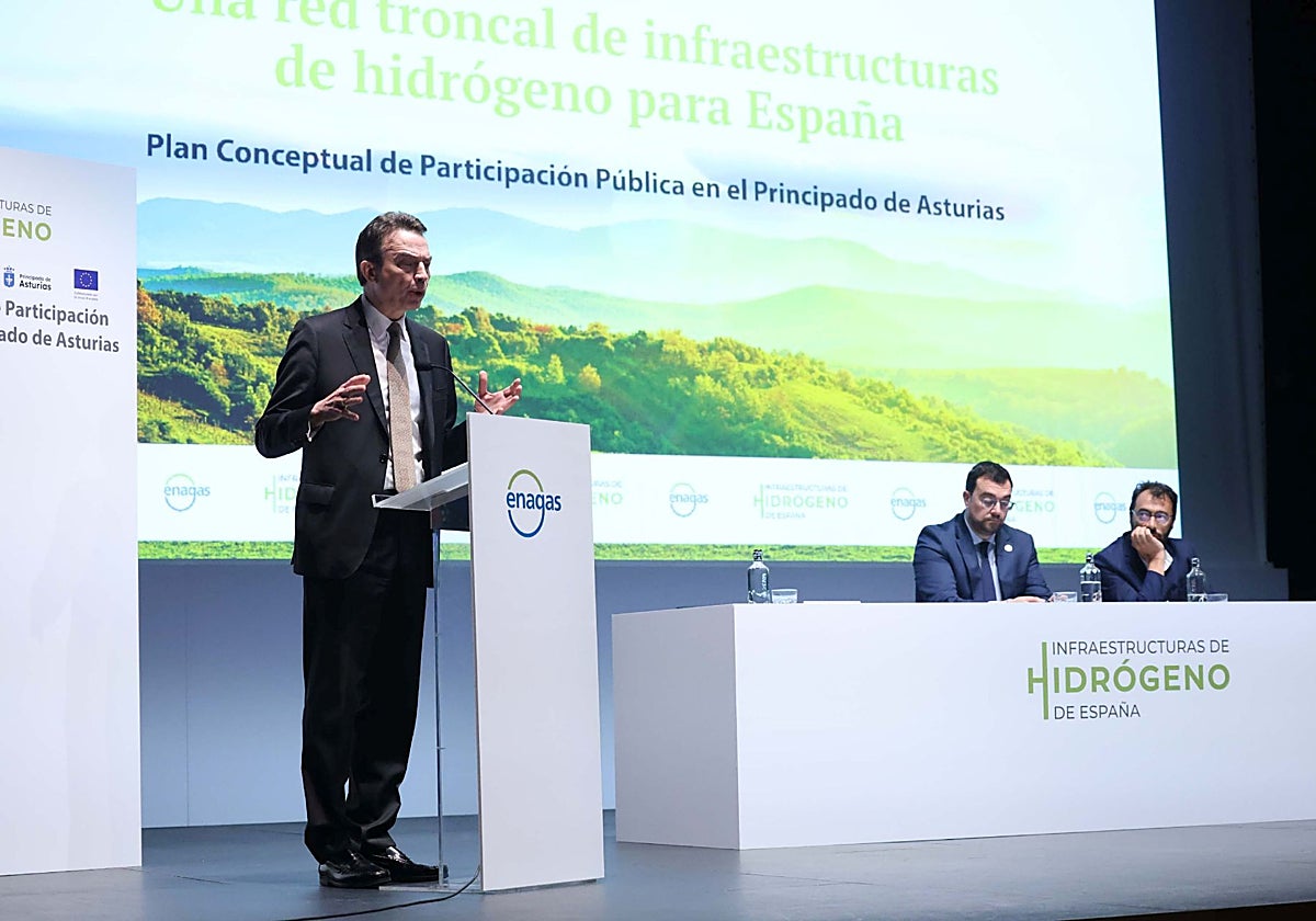 El consejero delegado de Enagás, Arturo Gonzalo, durante su discurso; junto al presidente del Principado, Adrián Barbón; y el subsecretario para la Transición Ecológica y el Reto Demográfico, Miguel González