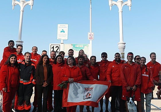 El jefe de bomberos, Pablo Ferrío; la concejala de Seguridad Ciudadana, Nuria Bravo; la jefa de Salvamento, Flor Palacio, y parte del servicio, este miércoles, al término de la temporada de baños, en la escalera 12 de la playa de San Lorenzo.