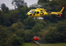 Los bomberos trabajan para sofocar el fuego en el Monte Areo.