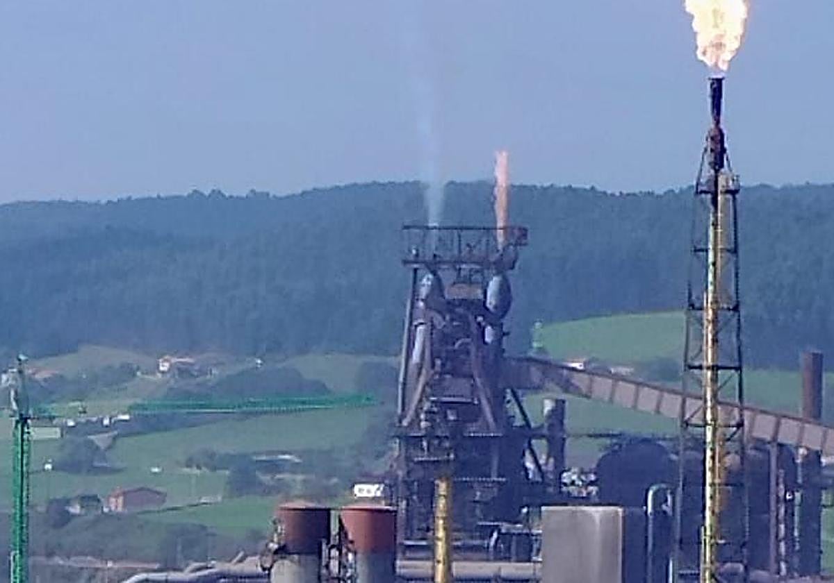 Las llamas, en la parte superior del horno alto 'B' de Arcelor, en la planta de Gijón.