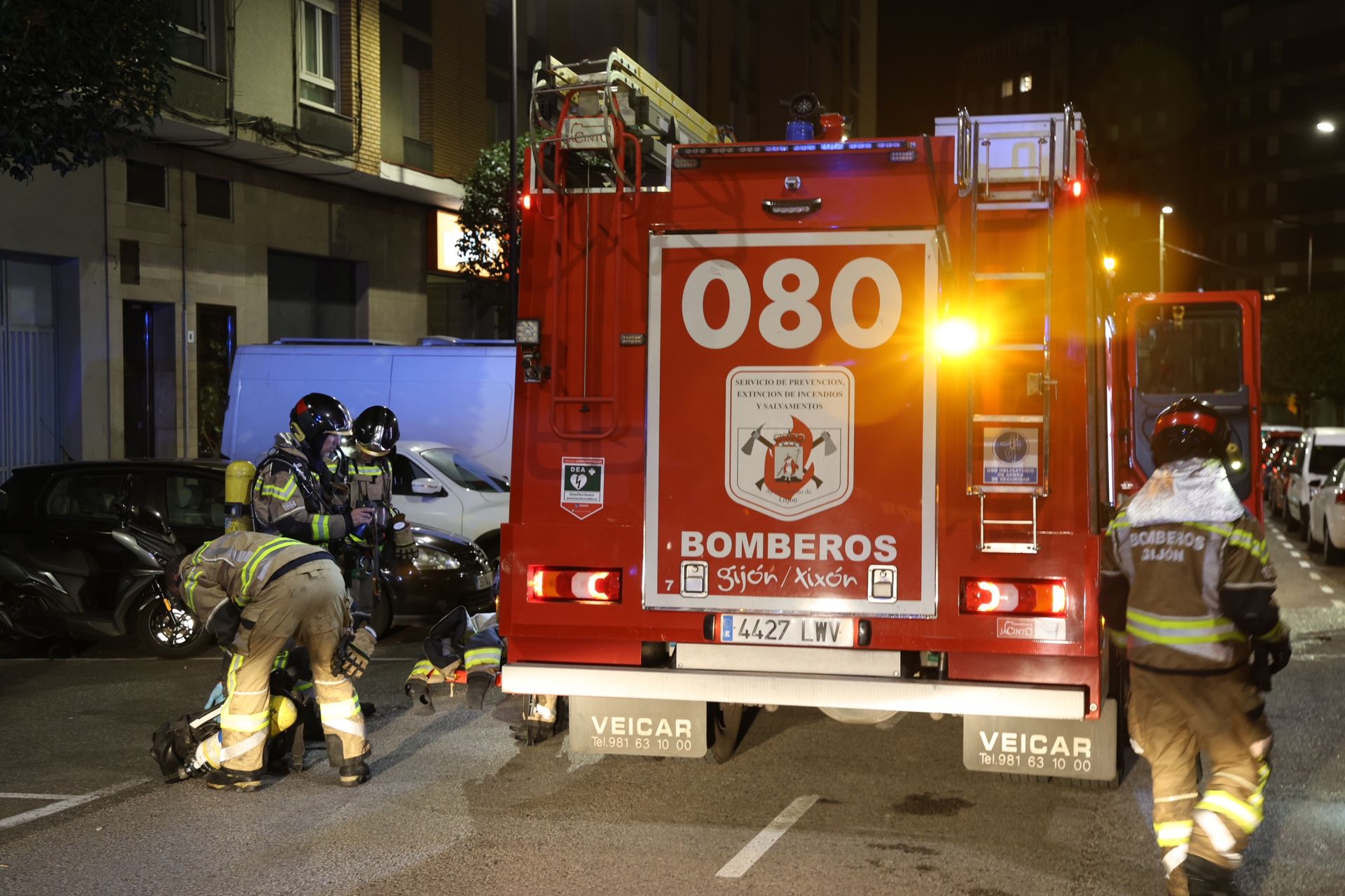 Un incendio en Gijón acaba con una mujer ingresada por inhalación de humo