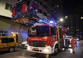 Un incendio en Gijón acaba con una mujer ingresada por inhalación de humo