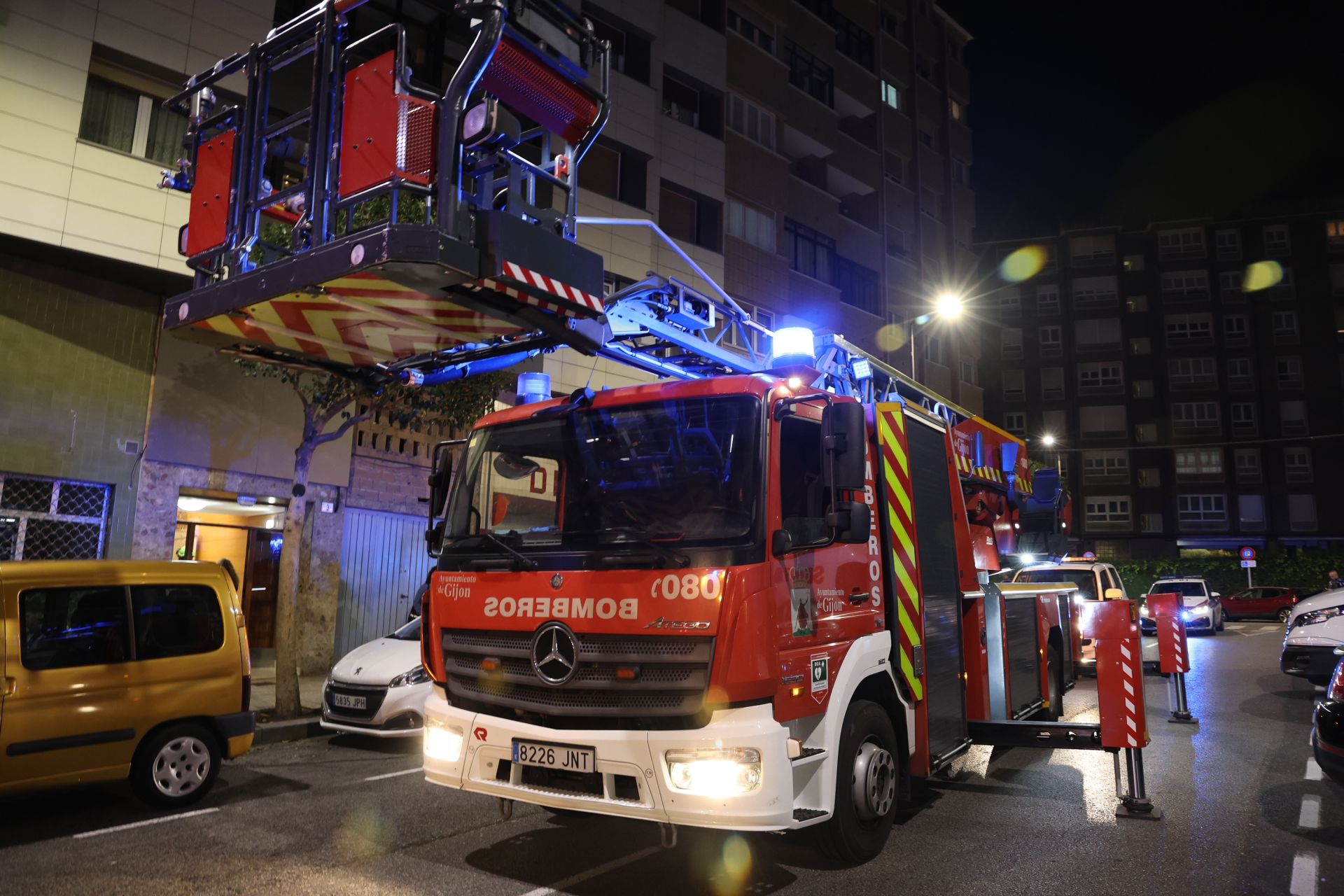 Un incendio en Gijón acaba con una mujer ingresada por inhalación de humo