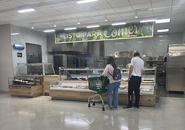 Dos clientes eligen entre la variada oferta del 'Listo para comer' de Mercadona en Porceyo