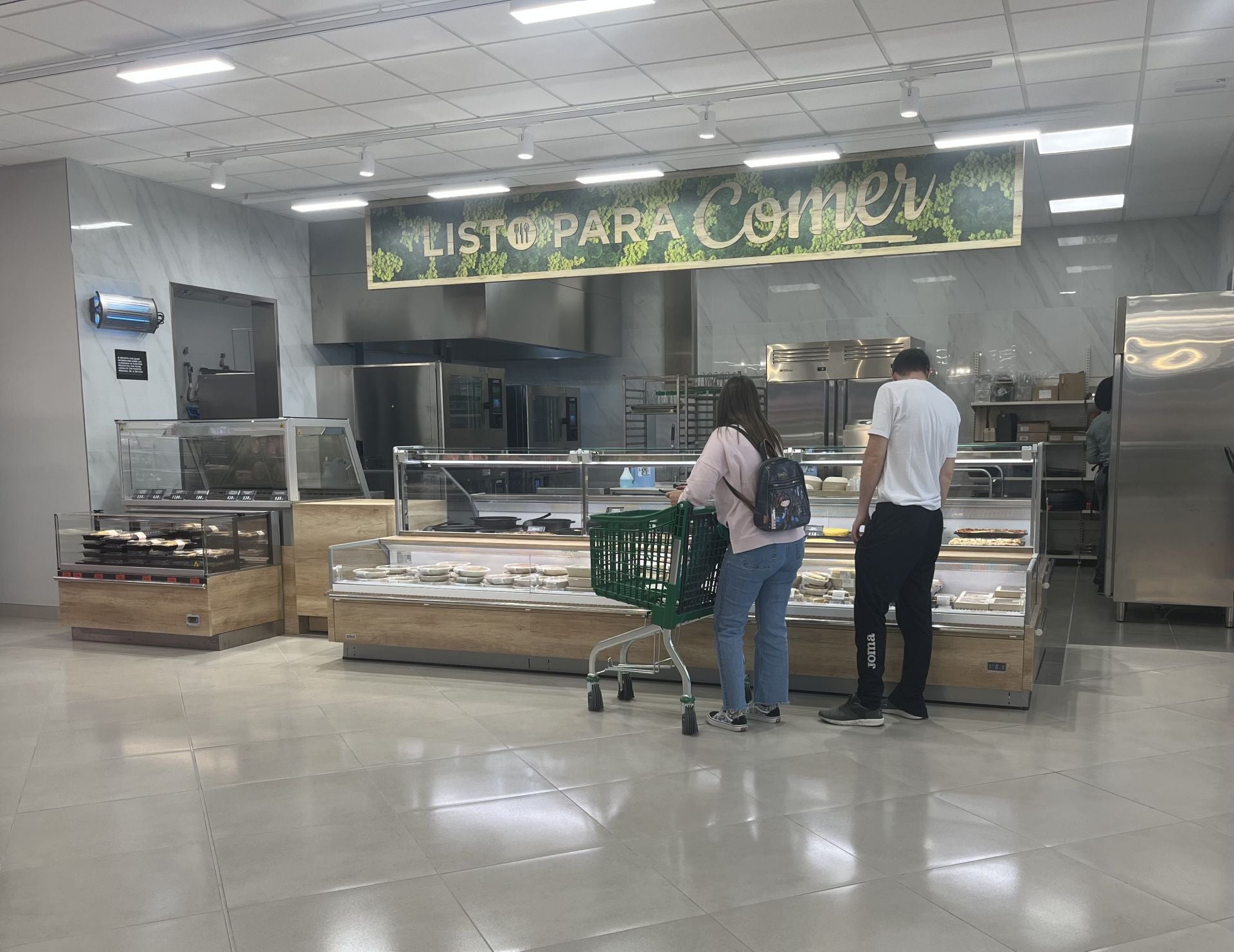 Dos clientes eligen entre la variada oferta del 'Listo para comer' de Mercadona en Porceyo
