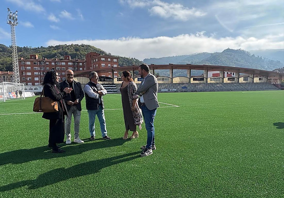 Momento de la recepción de los trabajos del césped del Hermanos Antuña