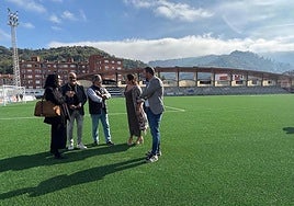 Momento de la recepción de los trabajos del césped del Hermanos Antuña