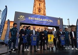 El acto de entrega, con presencia los capitanes, tuvo lugar en la plaza de la Catedral.