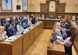 Los concejales de Foro, PP y el edil no adscrito, Óliver Suárez, aprobando las ordenanzas fiscales.