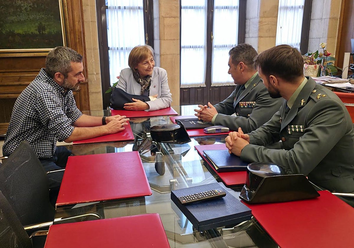 La alcaldesa de Avilés, Mariví Monteserín, recibió este miércoles al coronel de la Guardia Civil Francisco Javier Puerta, jefe del Instituto Armado en Asturias, que le presentó la actuación a abordar en las viviendas del cuartel de la Guardia Civil en Bustiello.