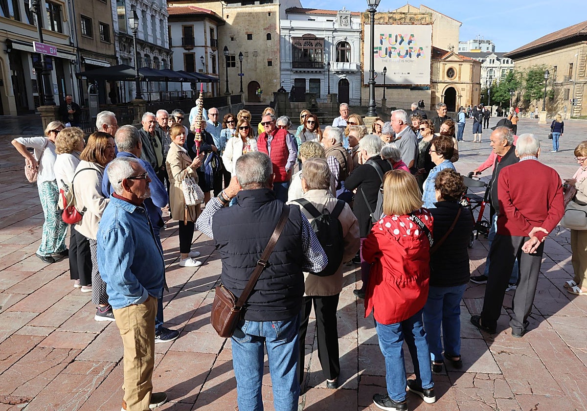 Un grupo de turistas en la plaza de la Catedral.