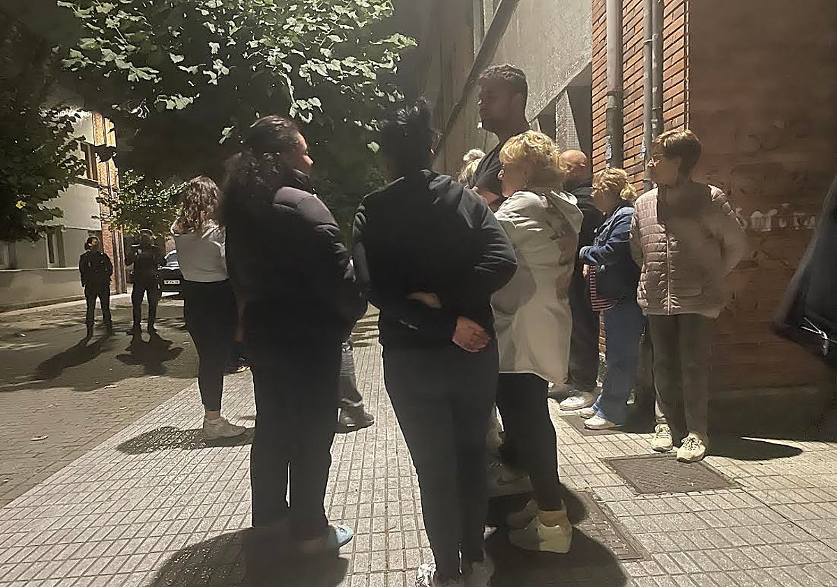 Imagen principal - Tensión en El Entrego: la okupación de una vivienda acaba con los vecinos saliendo a la calle para echarlos