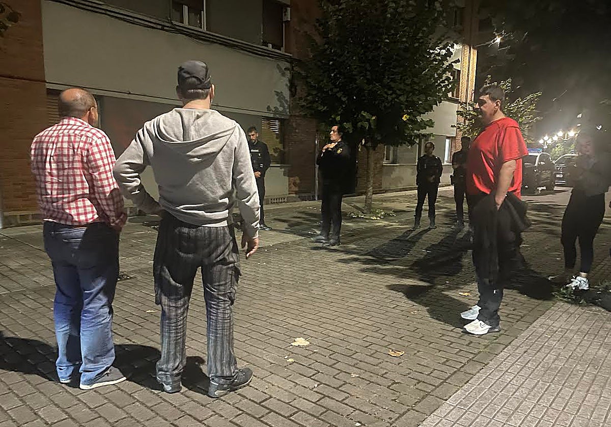 Algunos vecinos hablando con efectivos de las fuerzas de seguridad