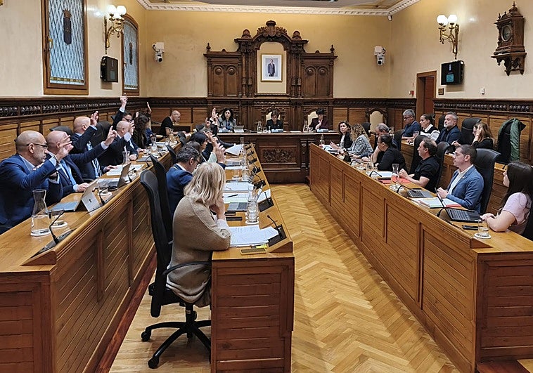 Los concejales de Foro, PP y el edil no adscrito, Óliver Suárez, aprobando las ordenanzas fiscales.