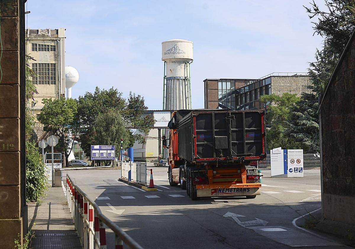 Imagen de archivo de un camión accediendo a las instalaciones de Saint-Gobain.