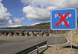 El manifiesto de la Alianza por las Infraestructuras del Estado pide la supresión del canon de la autopista, una reivindicación recreada en esta imagen de Damián Arienza con la señal del peaje tachada.