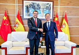Barbón, con el embajador de China en España, Yao Jing.