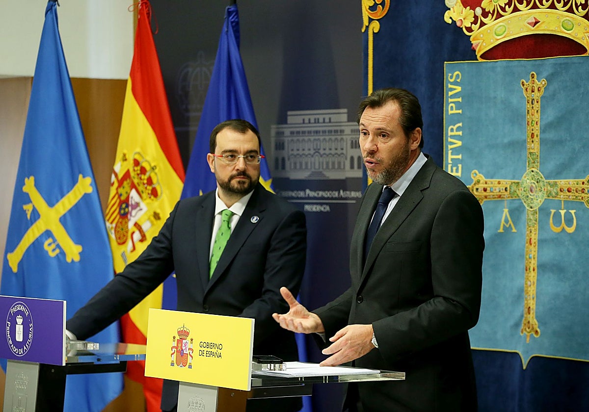 El presidente de Asturias, Adrián Barbón, con el ministro Óscar Puente, en la única visita institucional que le hizo el titular de Transportes.