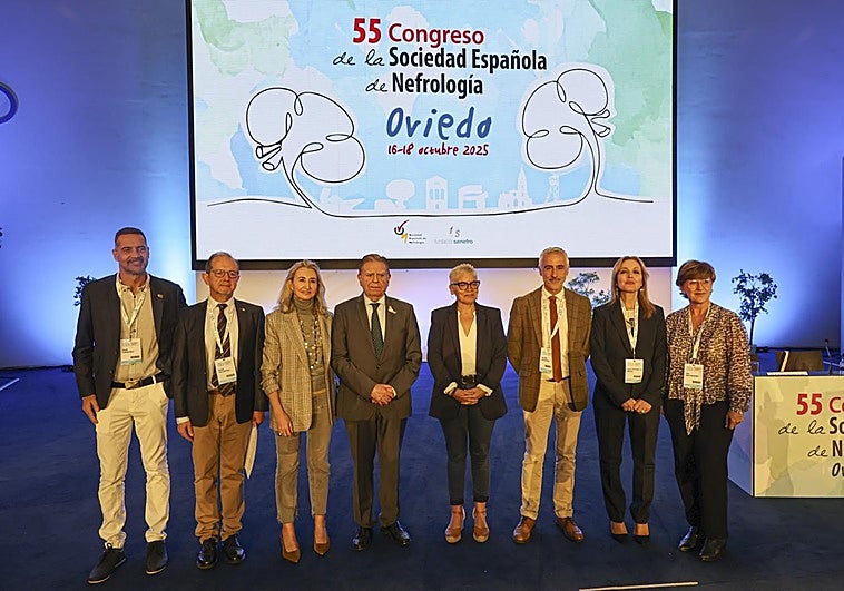 Por la izquierda, Daniel Gallego, Manuel Gorostidi, Beatriz López, Alfredo Canteli, Concepción Saavedra, Emilio Sánchez, Beatriz Domínguez-Gil y Itziar Bueno, durante la inauguración del 55º congreso de la Sociedad Española de Nefrología.