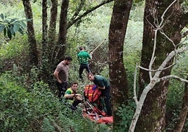 Labores de rastreo del hombre desaparecido en Riocaliente, en Llanes.