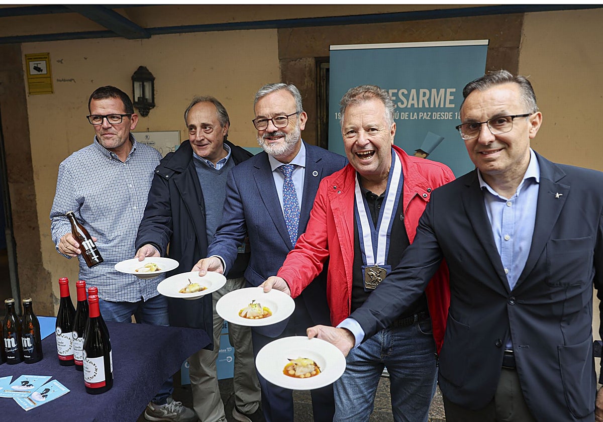 José Luis Noceda, Juan José Suárez, Alfredo García Quintana, Miguel Ángel de Dios y Fernando Corral en la presentación de las jornadas gastronómicas del Desarme y la primera edición de Bocados del Cofrade.