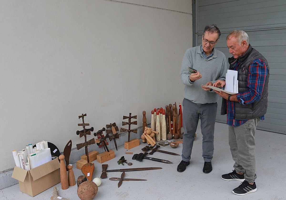 El director del Museo del Pueblo de Asturias, Juaco López, y Gerardo Ruiz, este jueves, tras la donación de la colección de objetos de juegos y deportes tradicionales de Asturias.