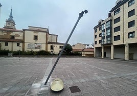 La farola central de la plaza de La Libertad, rota tras un choque.