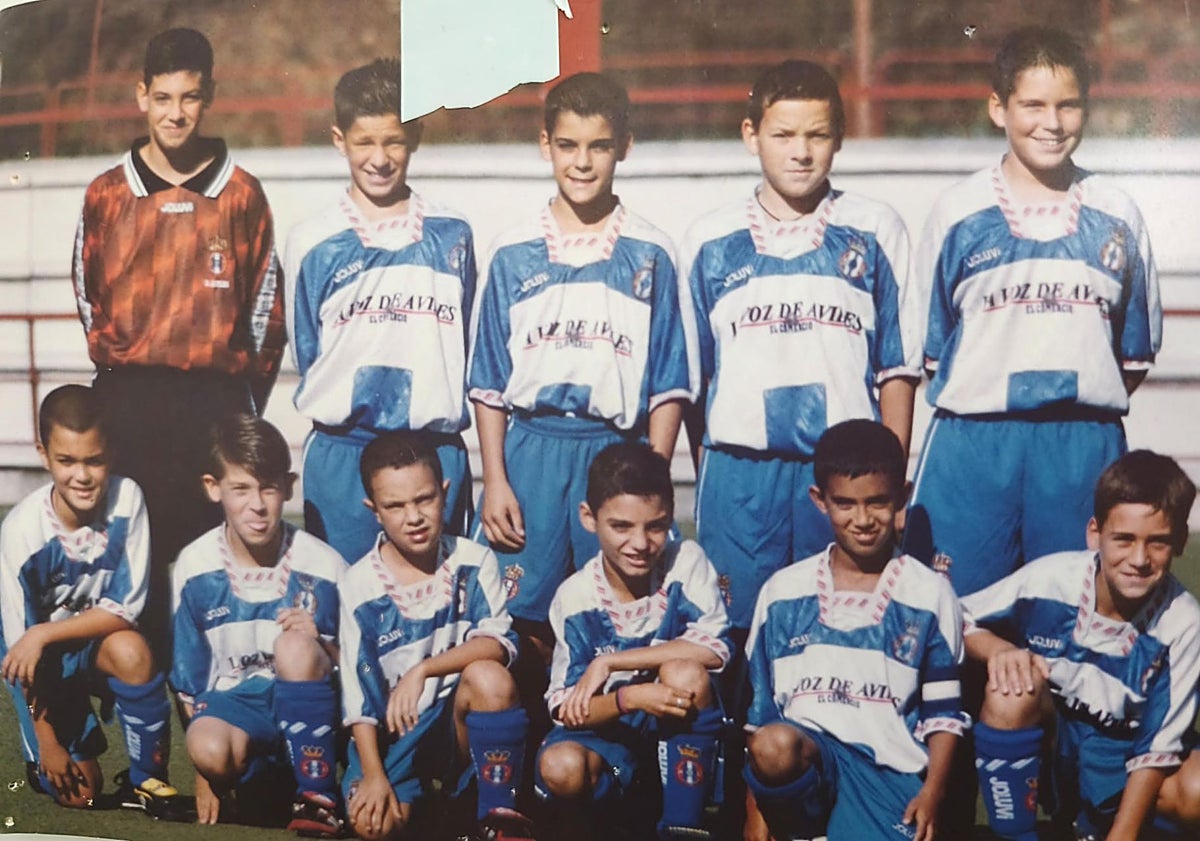 Imagen principal - Imagen de dos momentos distintos de Uruñuela en las categorías inferiores del Real Avilés y de una foto reciente junto a Santi Calvo, exportero blanquiazul que le hizo debutar en Talavera cuando era entrenador de los manchegos.